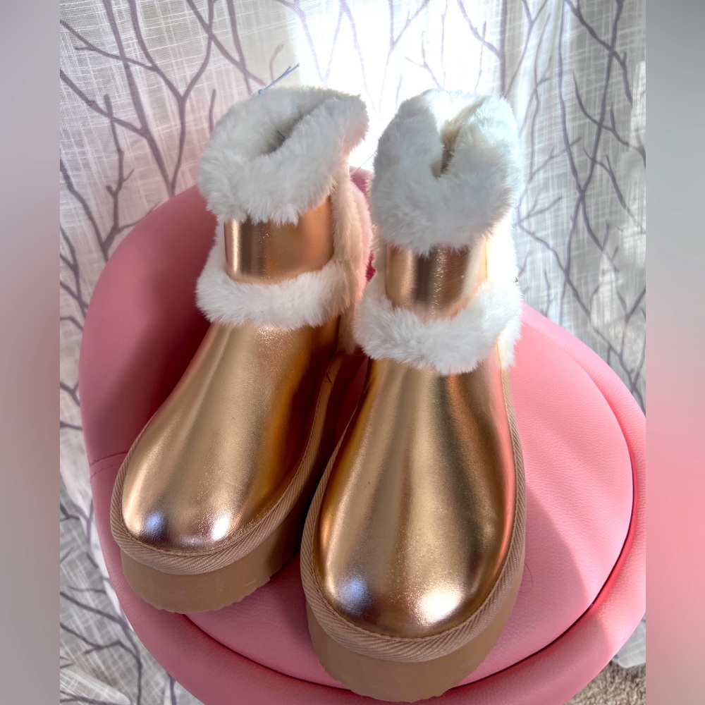 Juicy Couture plush shiny rose color platform booties